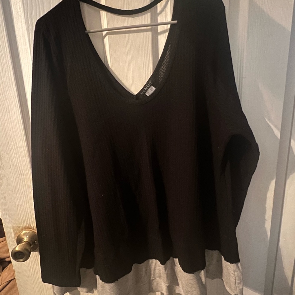Venus Black and White V-Neck Sweater Size 2x